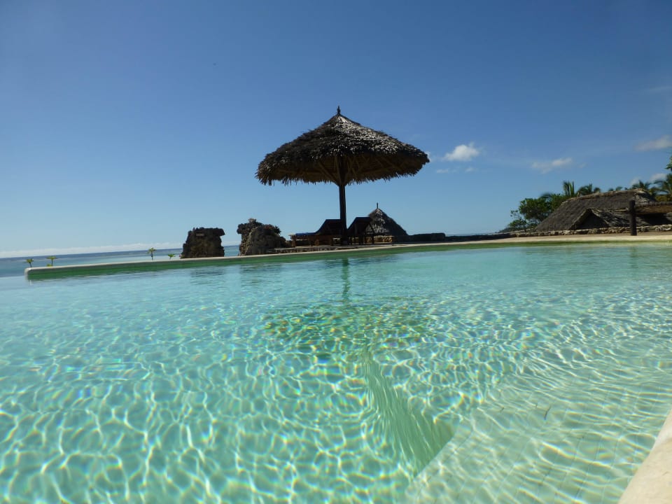 Pool im Wellnessbereich Karafuu Beach Resort & Spa
