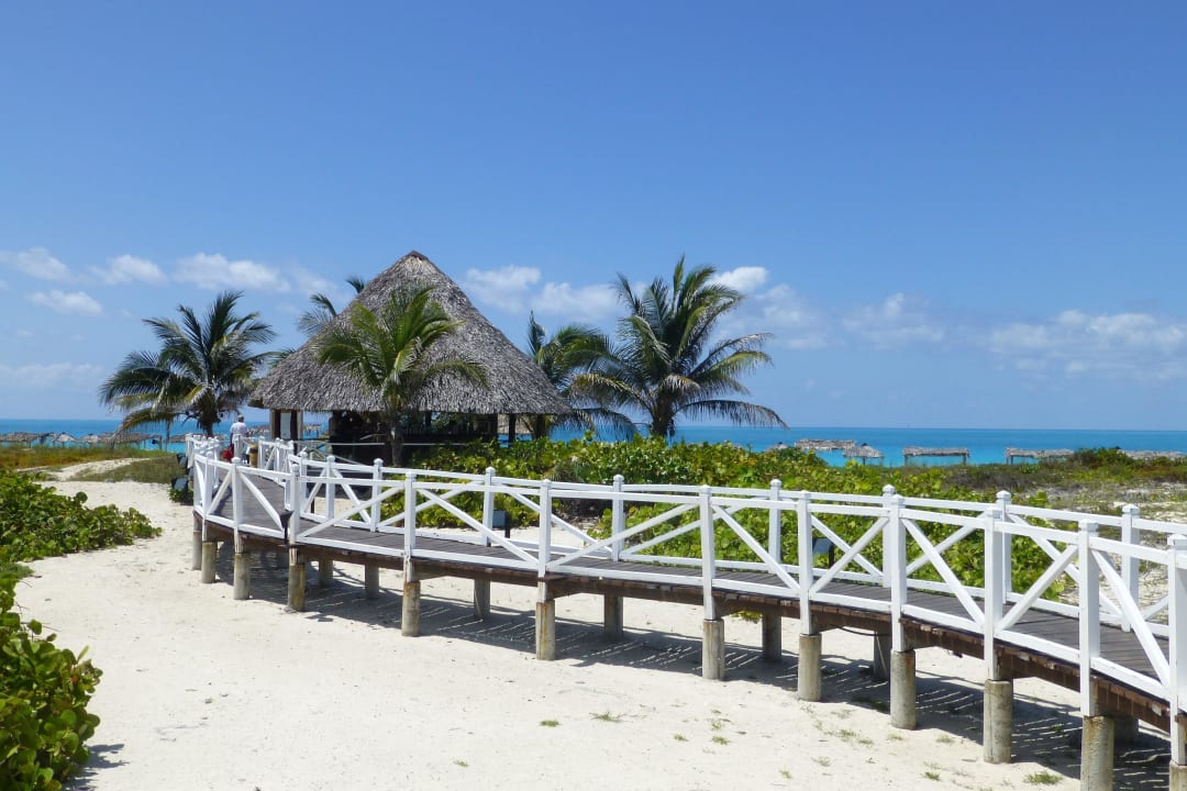 Zentraler Steg zum Strand zwischen den Bereichen Melia Las Dunas