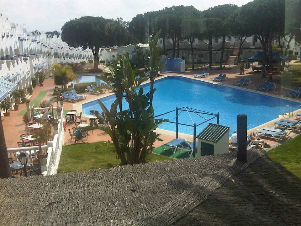Blick von der Lobby auf die Poolanlage Hotel VIME La Reserva de Marbella