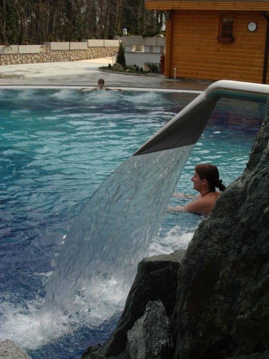 Dreifacher Wasserfall am Außenpool Ensana Thermal Hévíz