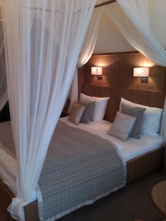 In diesem Himmelbett schläft man gerne St. Martins Therme & Lodge Hotel