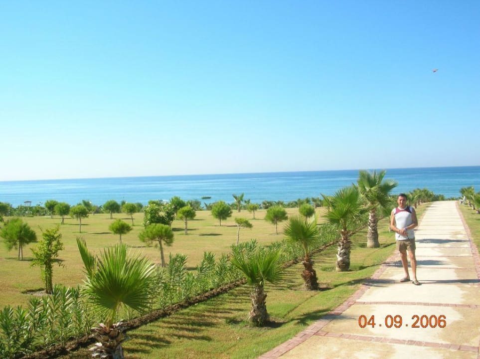 promenade dans le jardin Alba Resort Hotel