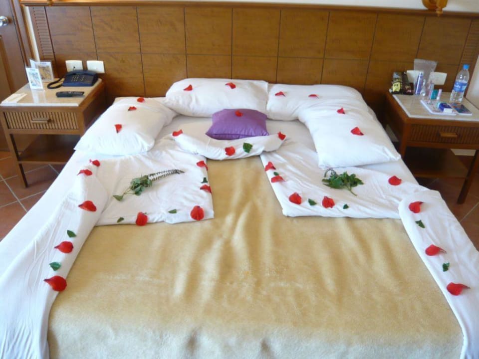 Frisch gemachtes Bett  Charmillion Gardens Aquapark