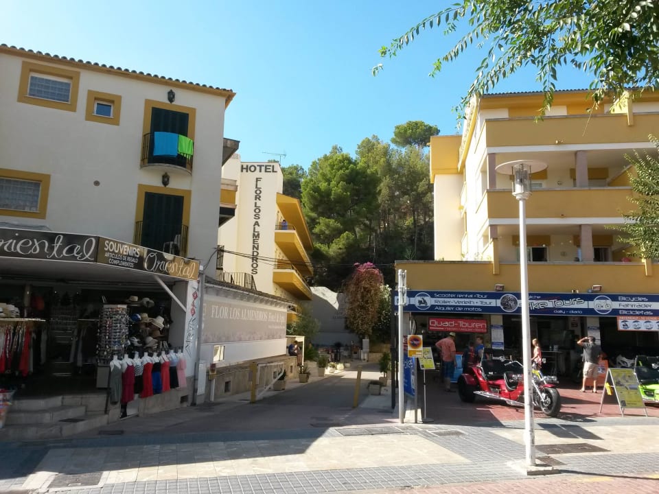 Links das Hotel, rechts die Apartmens FLOR los Almendros Apartamentos
