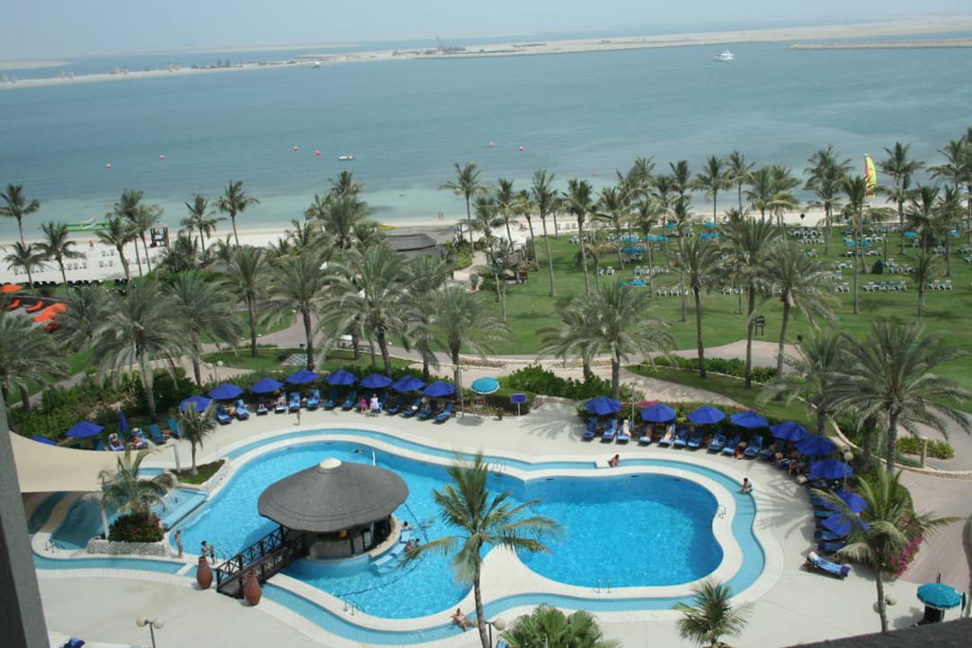 Blick aus der Bar auf Pool und Strand JA Beach Hotel