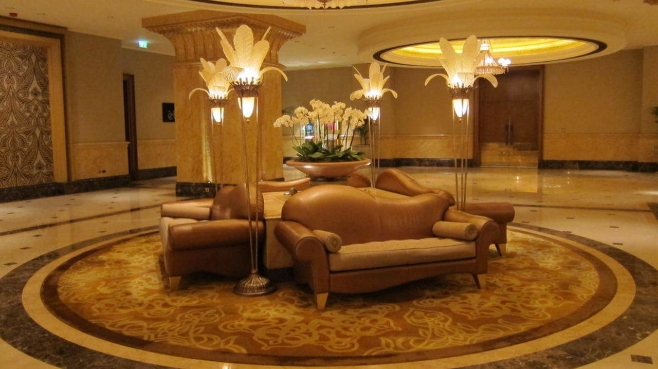 Eine der unzähligen Hotelhallen Emirates Palace Mandarin Oriental