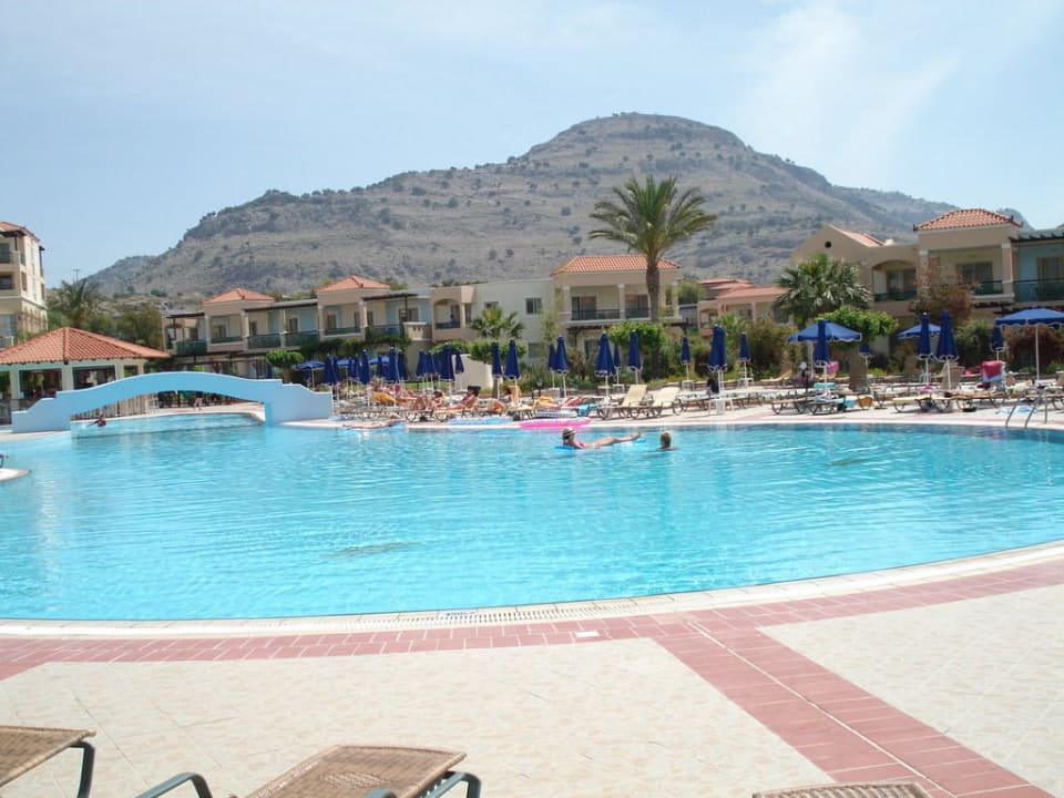 Blick von den Liegen am Hauptpool Lindos Princess Beach Resort & Spa