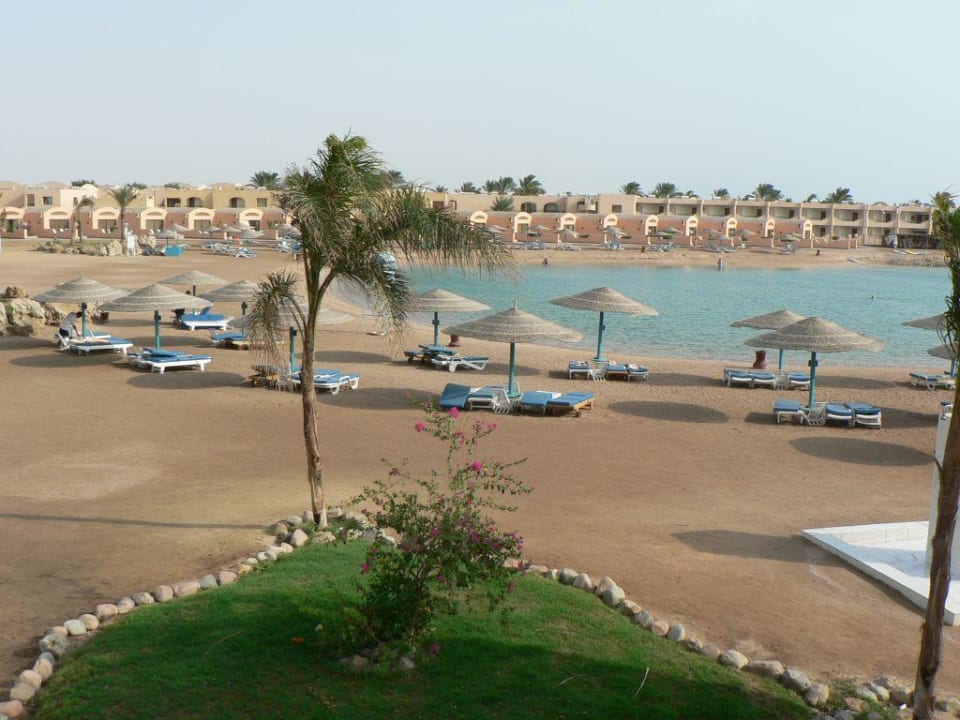 Widok z pokoju na plażę SUNRISE Crystal Bay Resort