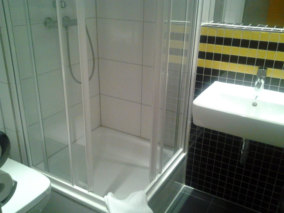 Dusche, WC, Waschbecken MEININGER Hotel Frankfurt/Main Airport