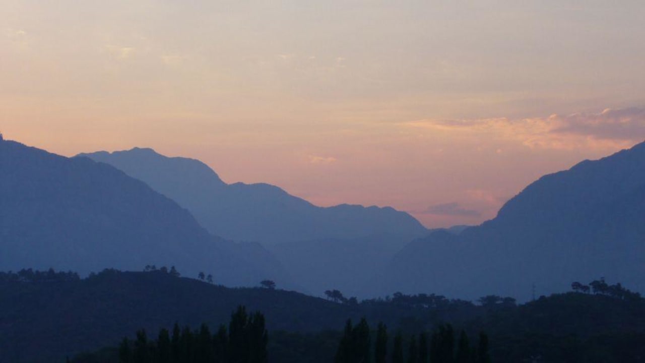 Sonnenuntergang in den Bergen - vom Balkon Pine House by Werde Hotels