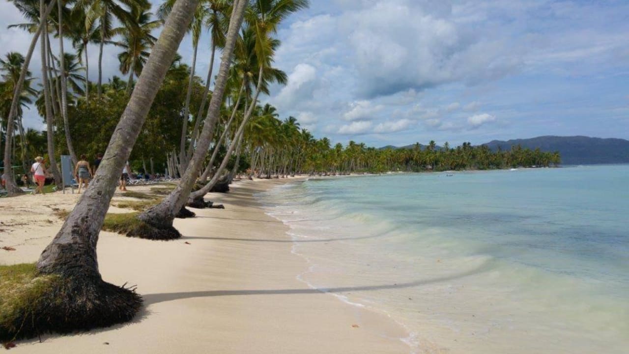 Mit ganz feinem Sand, Wasser dadurch trüb Wyndham Alltra Samana
