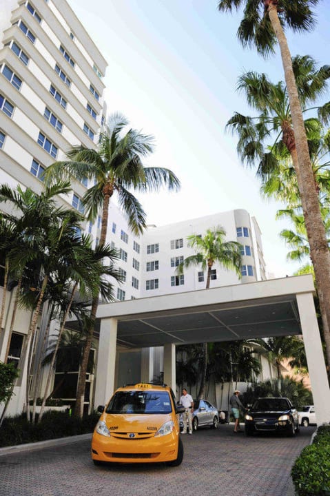 Hotel-Vorfahrt The Palms Hotel & Spa