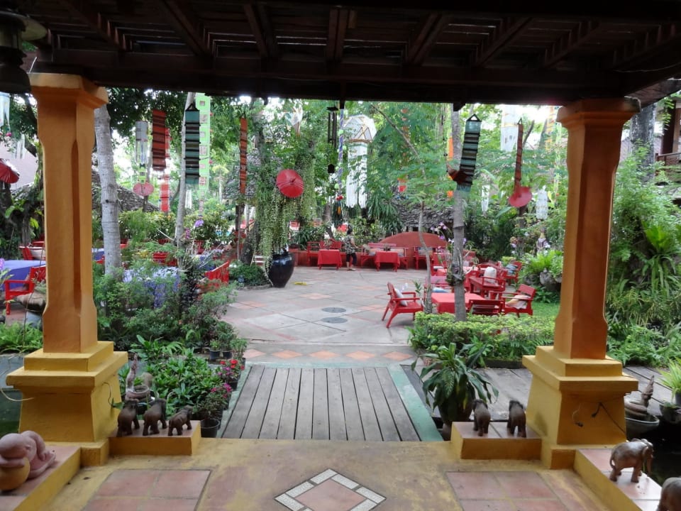 Patio d'accès entre l'entrée et la piscine Maehongson Mountain Inn & Resort
