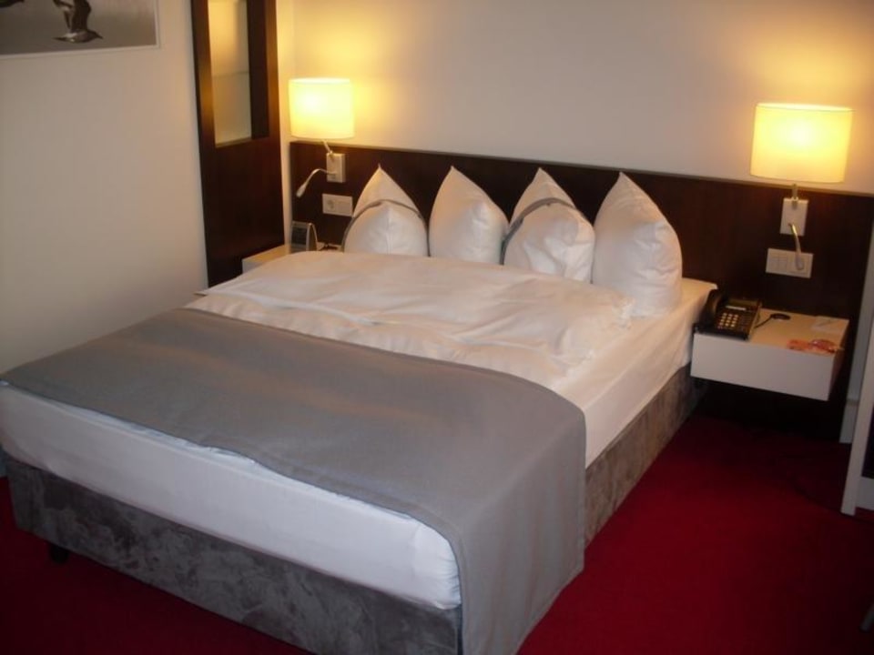 Superiorzimmer  mit breitem Bett Holiday Inn Berlin Airport - Conference Centre