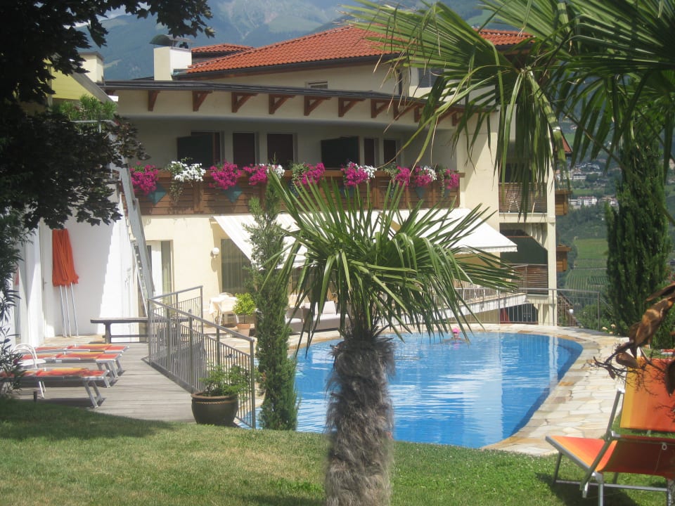 Blick von der Liegewiese auf den Pool Hotel Landsitz Stroblhof