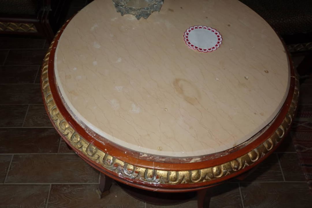 Tisch mit Flecken und Malerfarbresten Siva Golden Bay Makadi