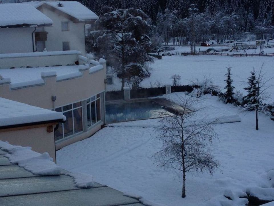 Aussenpool ganz früh Alphotel Tyrol