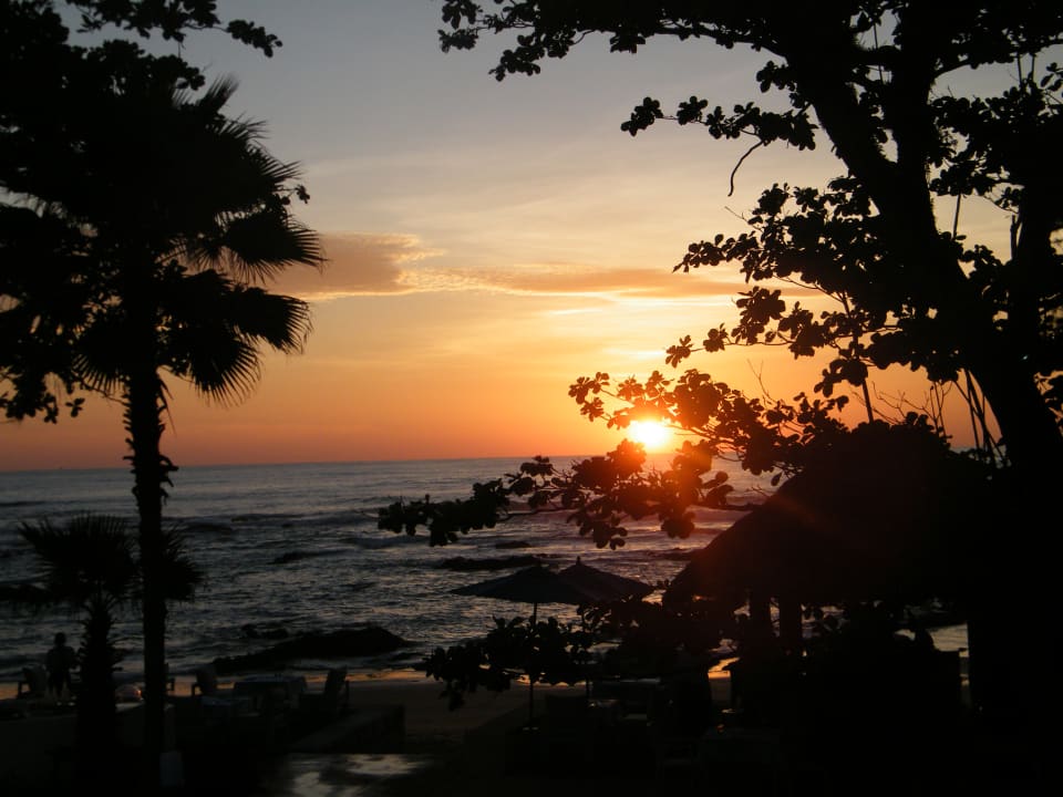 Sonnenuntergang vom Restaurant aus gesehen Ocean Breeze Resort