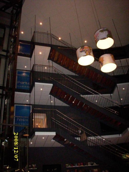 Hoteltreppe mit Bezeichnung der Flurgänge Connect Hotel Skavsta