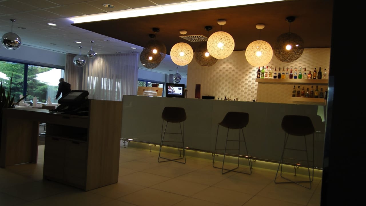Lobby bar, z tyłu restauracja Hotel Novotel Gdansk Centrum