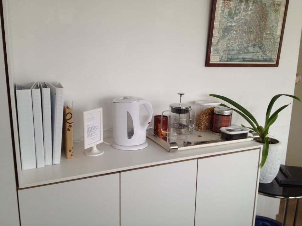 Teeküche.  Somoya's Saloon