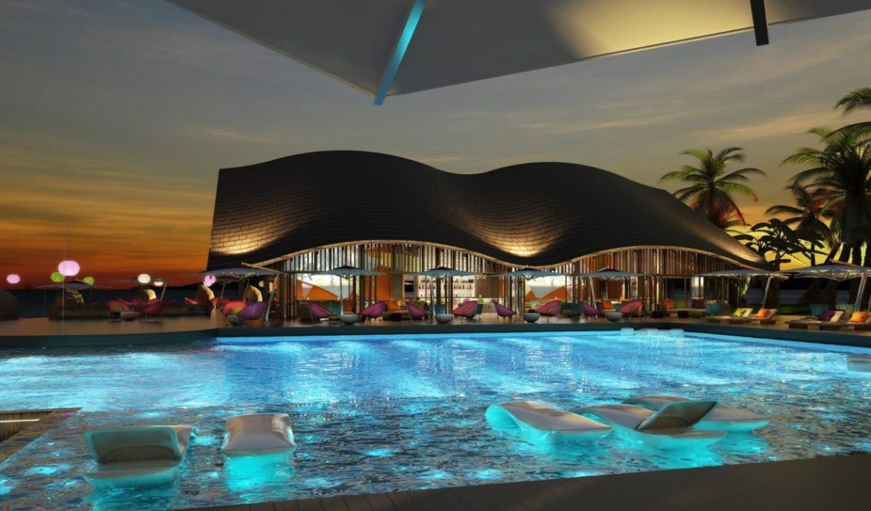 Hauptpool mit Liegen und Sonnenschirmen Club Med Finolhu Villas