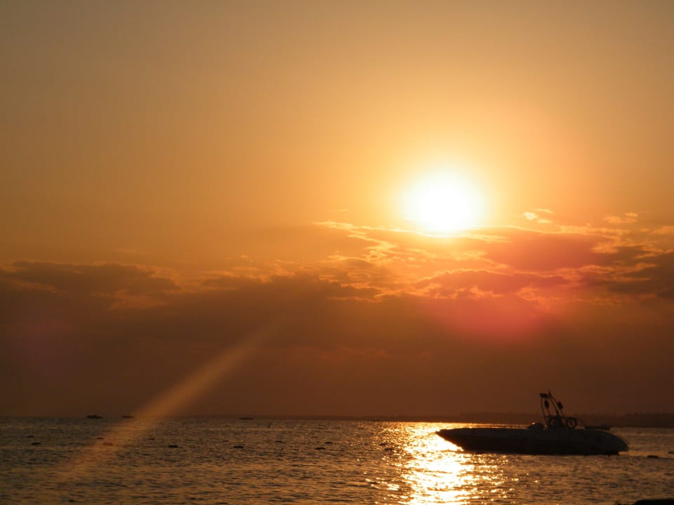 Strand bei Sonnenuntergang Seaden Corolla Hotel