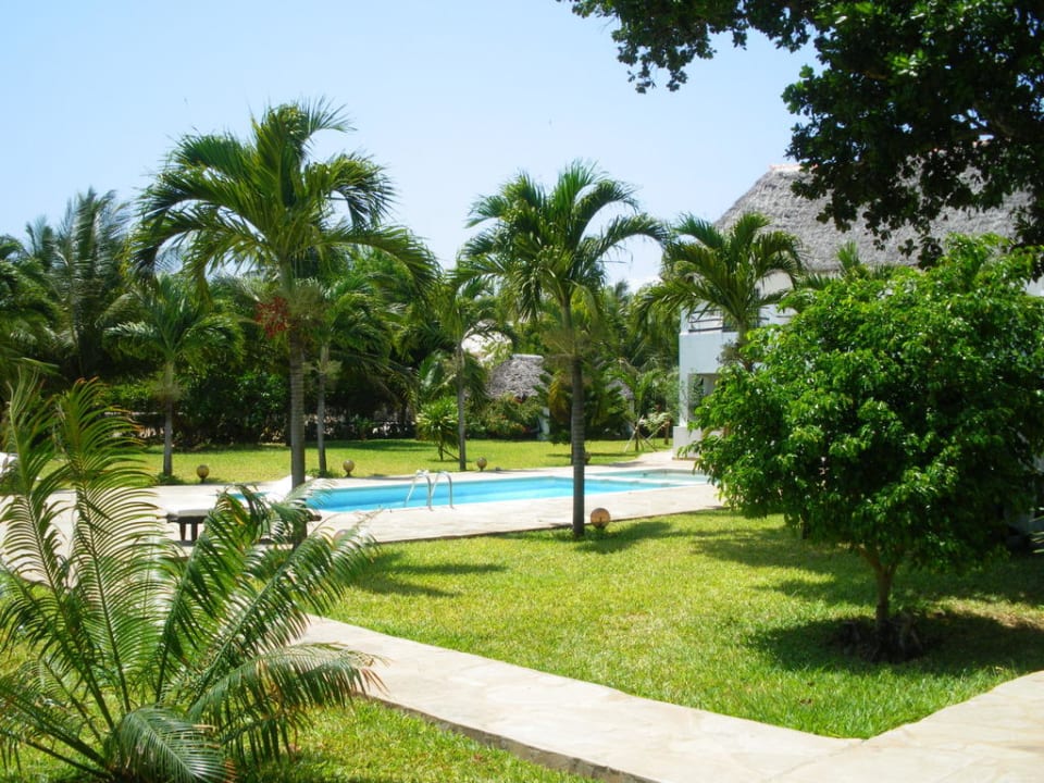 Garten und Pool Hotel Karibuni Rafiki Beach Resort