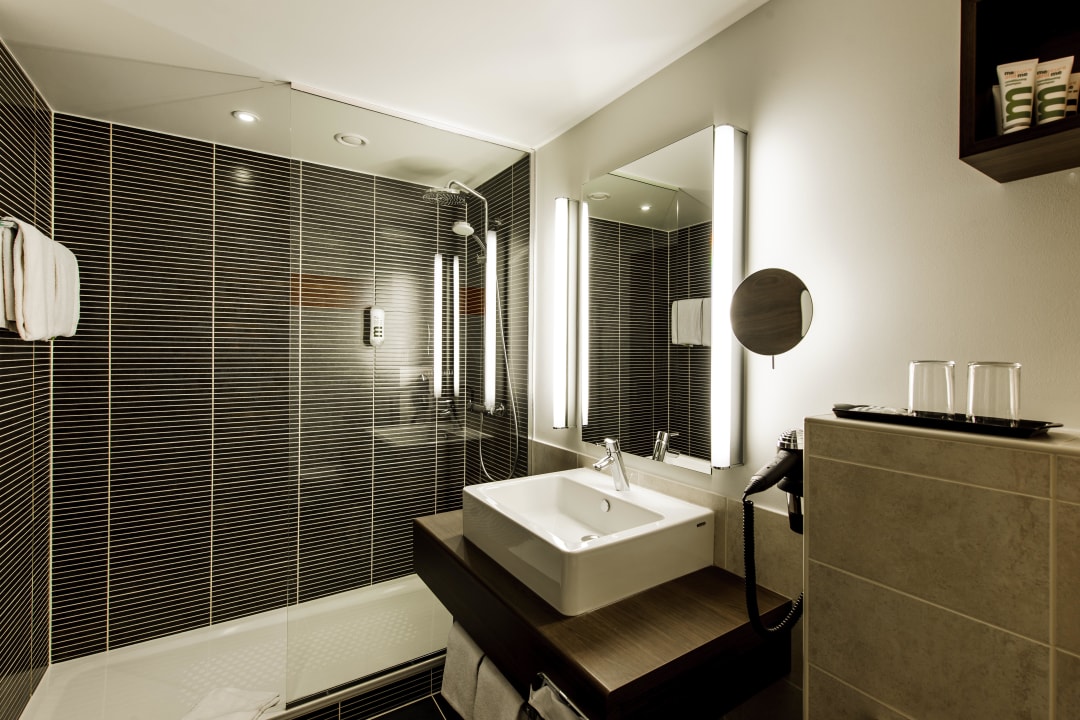 Bad in den Privilege Zimmern Mercure Hotel Würzburg am Mainufer
