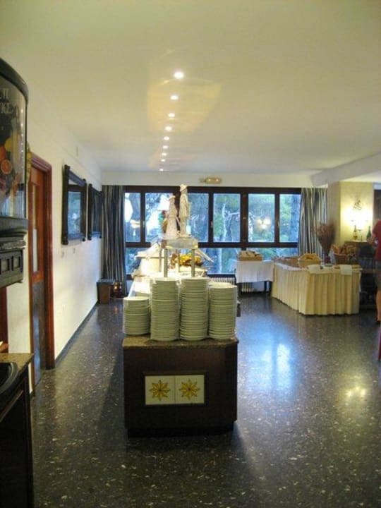 Seitlicher Blick auf das große Büffet Hotel Pinos Playa