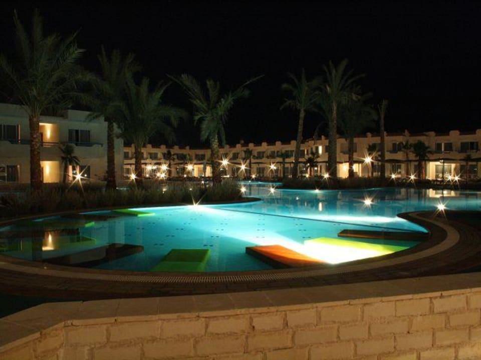 Pool bei Nacht Dreams Vacation Resort