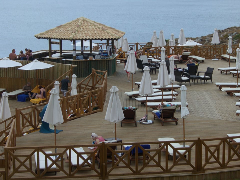 Liegeflächen um den Pool Hotel Kalithea Horizon Royal