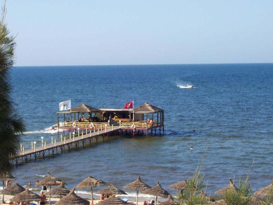 Blick auf die Strandbar Alassio Hotel and Thalasso
