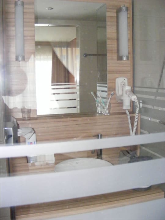 Bad/Blick vom Bett aus Leonardo Hotel Vienna Hauptbahnhof