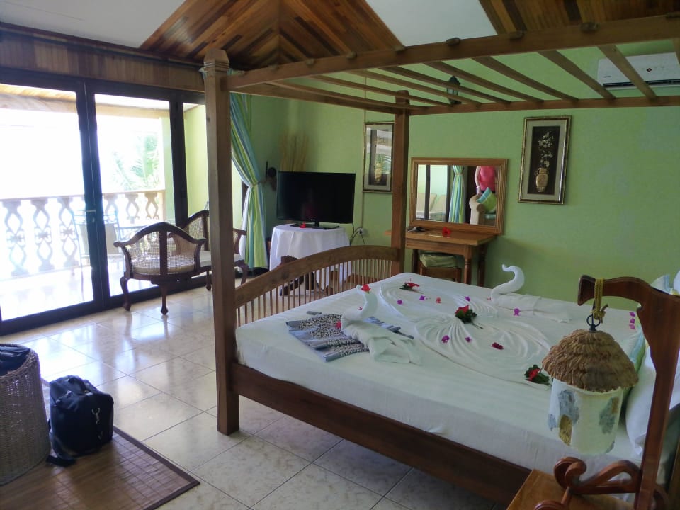 Zimmer Bamboo mit Blütendeko Hotel Patatran Village