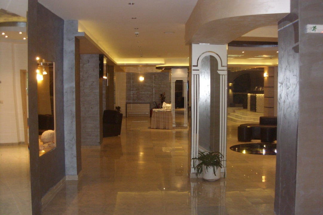 Ein Teil der Lobby GRIFID Vistamar