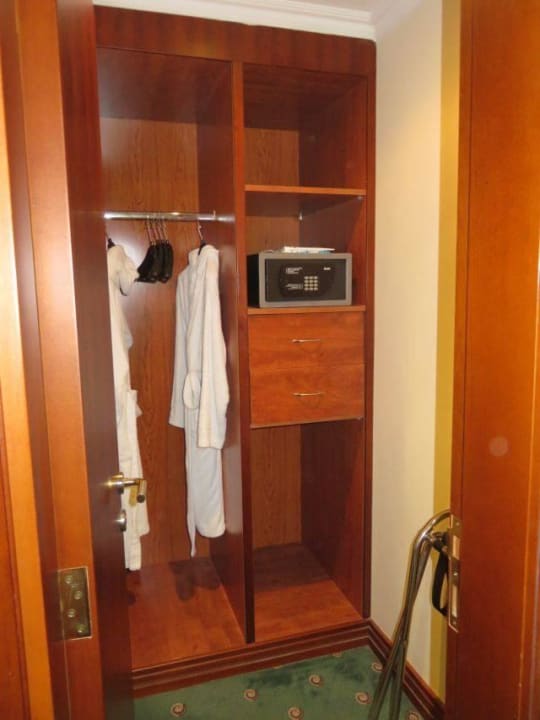 Schrank-Regal mit Tresor Riviera Hotel Dubai