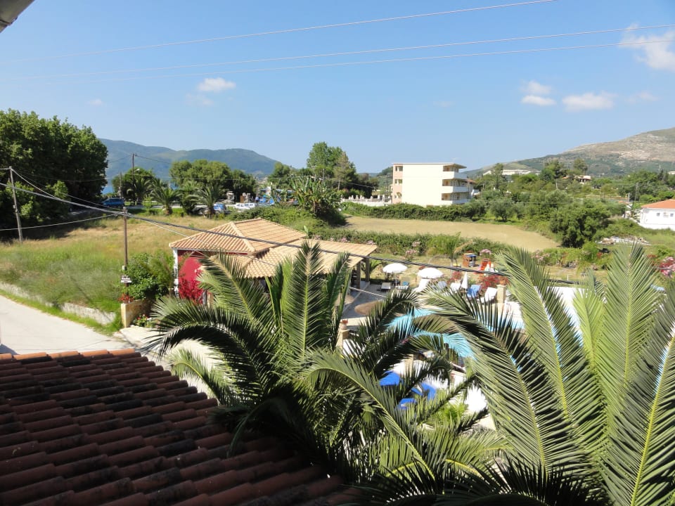 Blick vom Zimmer zum Pool Porto Koukla Beach