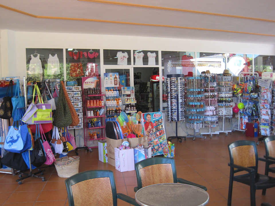 Der hoteleigene Laden mit super Preisen Flipflop Cala Romantica