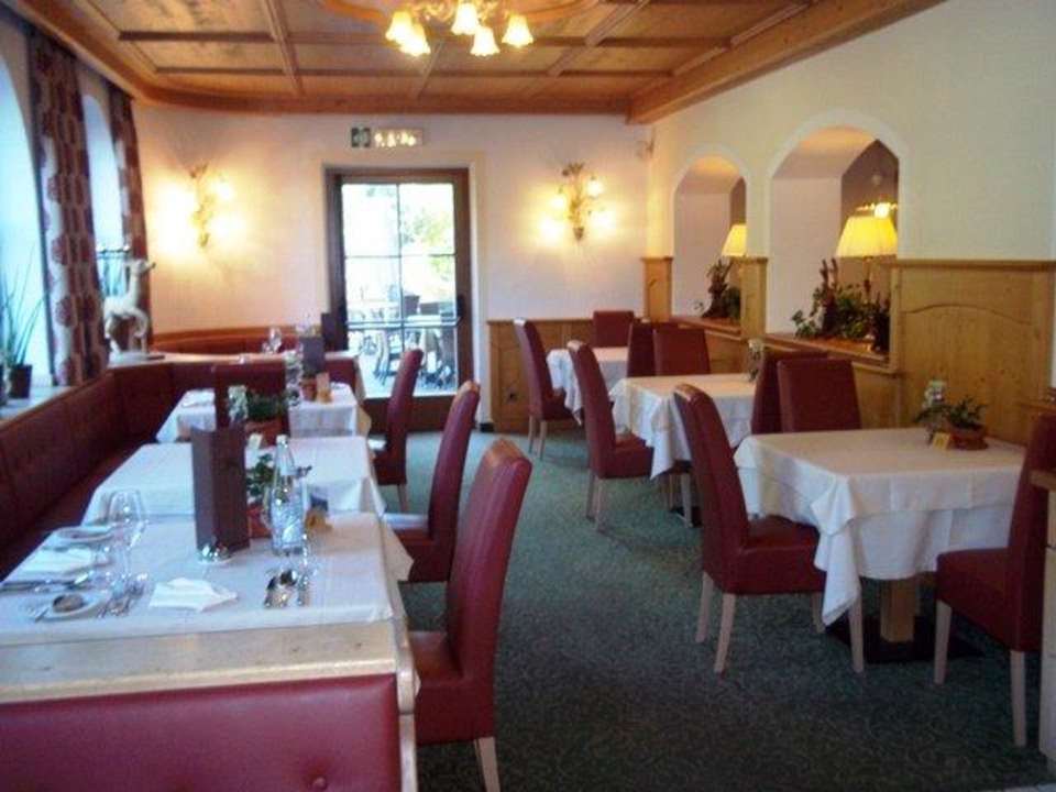 Räumlichkeiten zugewiesene Tische Alphotel Tyrol