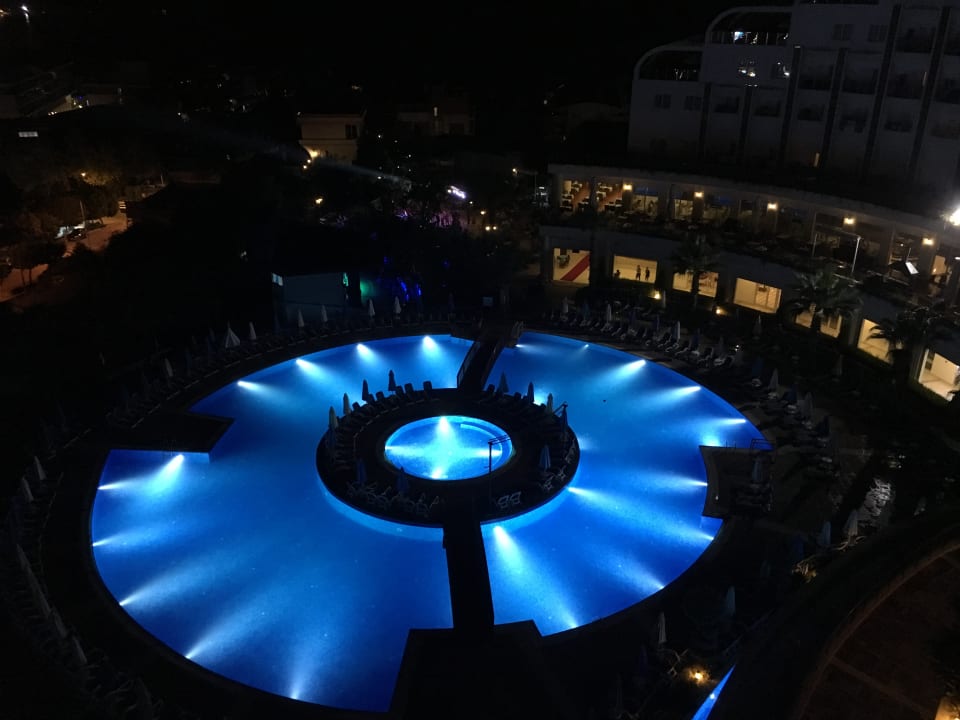 Pool Side Prenses Resort & Spa