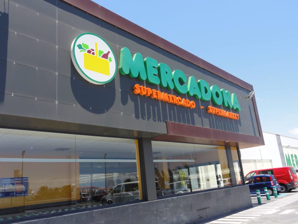 Supermarkt gegenüber allsun App.-Hotel Esquinzo Beach