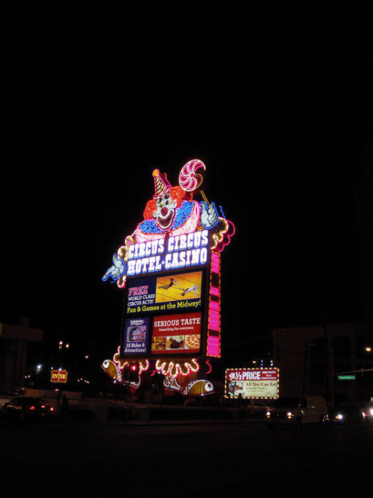 Leuchtreklame vorm Hotel Hotel Circus Circus