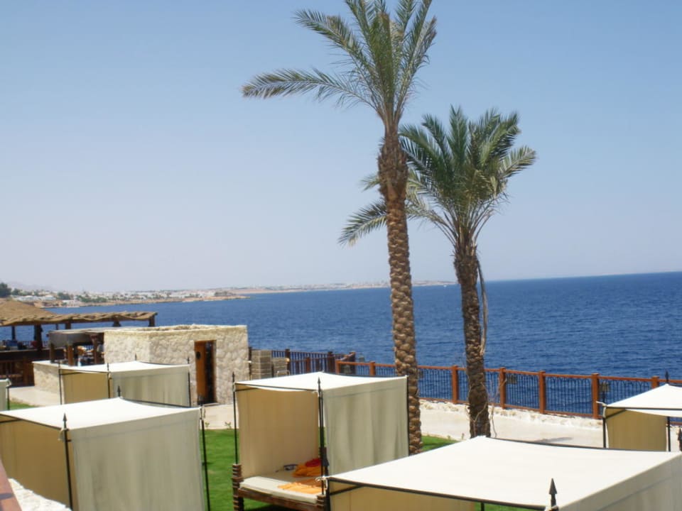Ausblick auf die Liegen und das rote Meer The Grand Hotel Sharm El Sheikh
