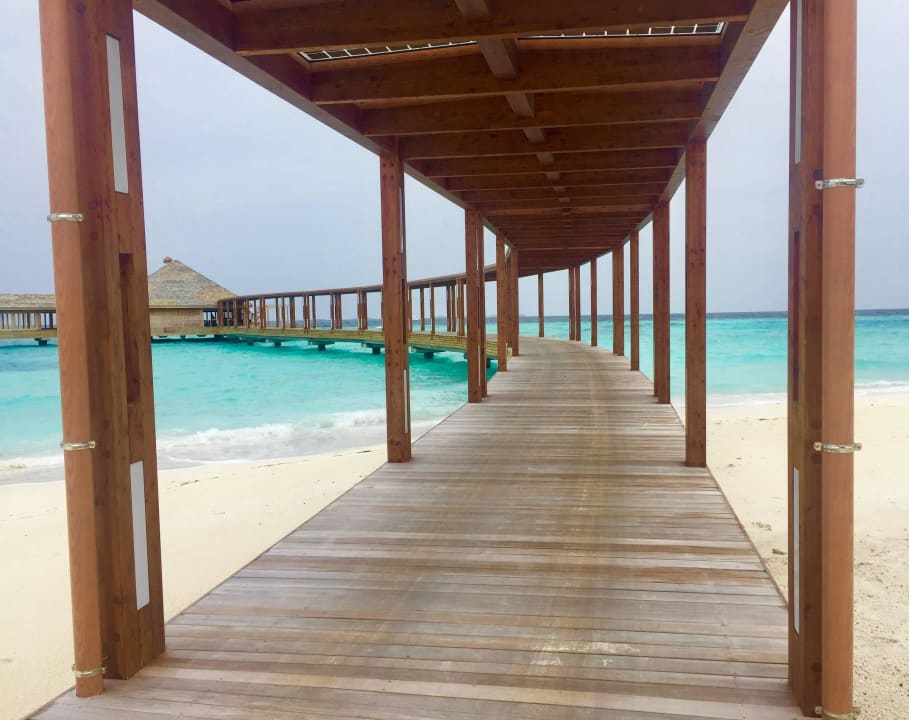 Steg zum Unterwasserrestaurant  Hurawalhi Island Resort Maldives