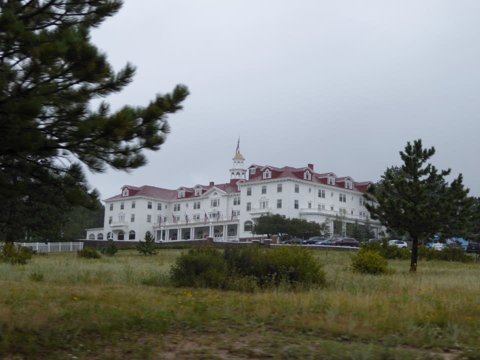 Blick von der Straße aufs Hotel Stanley Hotel