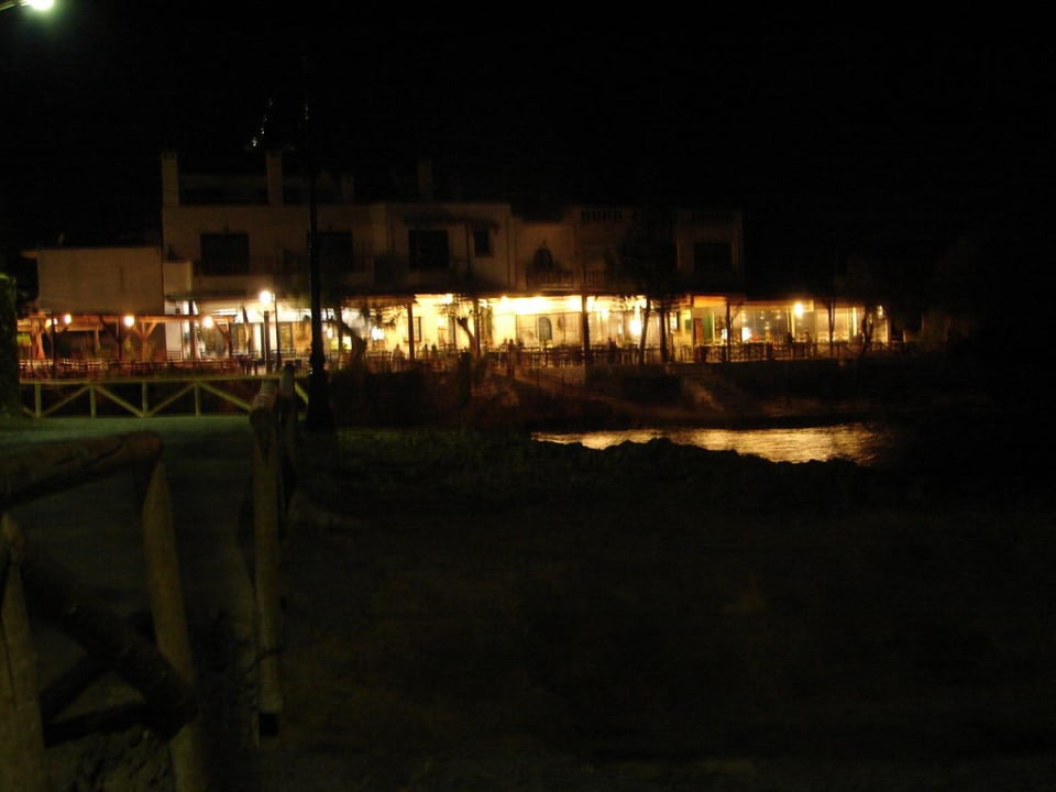 Tavernen am Strand von Mohlos abends Bungalow Musuri