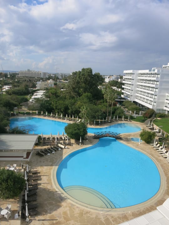 Der Pool von oben Hotel Grecian Bay