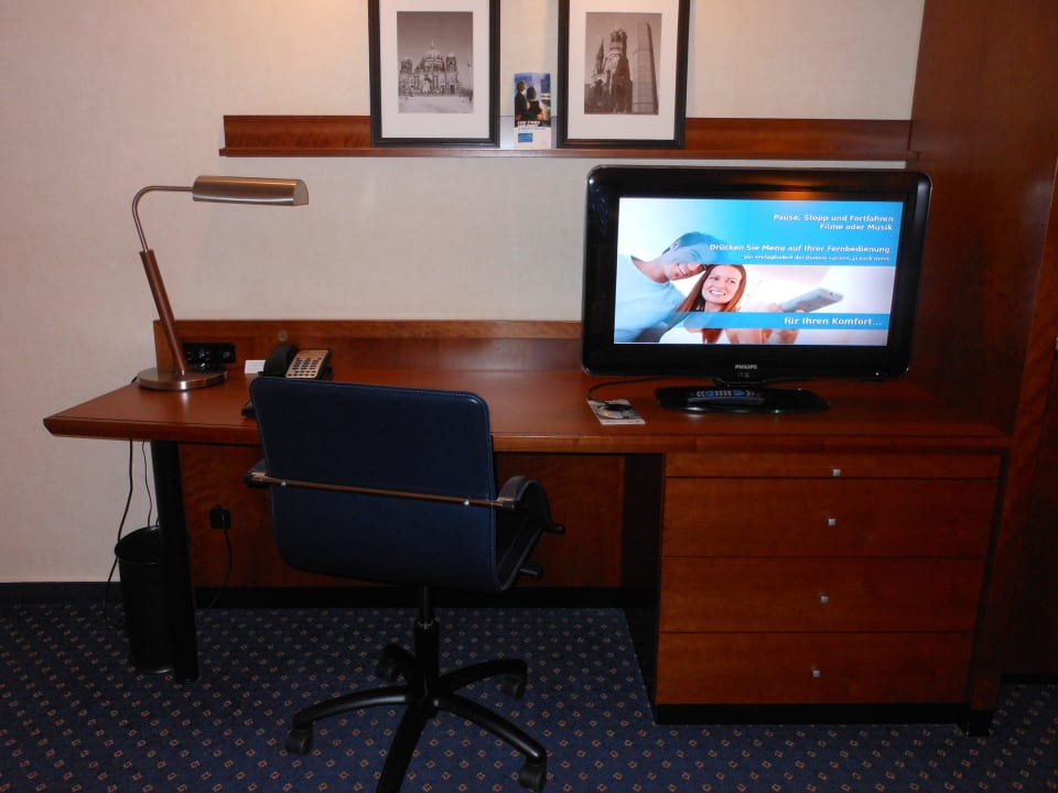 Zimmer 428 - TV-Gerät Courtyard by Marriott Berlin City Center