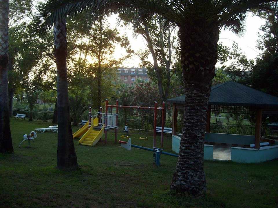 Spielplatz mit Liegewiese Top Hotel